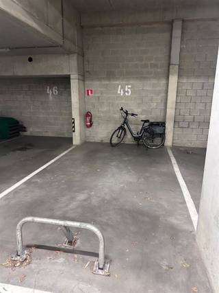 <p><span>Deze ondergrondse autostaanplaats is gelegen op de -1 van 'Residentie Greenfield'.</span></p><p><span>Op fietsafstand van het centrum van Hasselt met al haar faciliteiten.</span></p><p><span> </span></p><p><span>Invalswegen zijn gemakkelijk bereikbaar, winkels, JESSA ziekenhuis, scholen en openbaar vervoer op wandelafstand. </span></p><p><span> </span></p><p><span>Een toplocatie op de Grote Ring van Hasselt. </span></p><p><span> </span></p><p><span>- Parking nummer 45<br />- Breedte: 2,70 m <br />- Diepte: 5,70 m</span></p><p><span> </span></p>