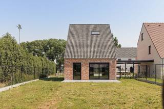 In de Jozef Verduynstraat in Ruddervoorde bouwt Danneels ruime energiezuinige gezinswoningen in stijlvolle architectuur. De woningen zijn ideaal gelegen; in een verkeersluwe straat in het centrum, dicht bij alle voorzieningen.<br /><br />Op het lot 4 bouwen we een fraaie open bebouwing in moderne stijl, goed voor 169 m² woonoppervlakte.<br /><br />Met o.m. een open ingedeelde woonkamer, ingerichte eilandkeuken en badkamer, ruime tuin met gezellig terras, 3 mooie slaapkamers, oprit, carport, … vind je hier alles wat een gezin verlangt.<br /><br />Deze bijna-energieneutrale woning (E-peil 21) is uitgerust met een geothermische warmtepomp, vloerverwarming, zonnepanelen en een ventilatiesysteem met warmterecuperatie.<br /><span>Danneels werkt deze woning sleutel-op-de-deur voor je af en jij kiest zelf jouw keuken- en badkamerinrichting en de vloer- en wandtegels bij onze partners. </span><br /><br /><span>De totaalprijs en de oplevertermijn liggen vooraf vast en jouw klantenbegeleider staat voor je klaar.</span><br />