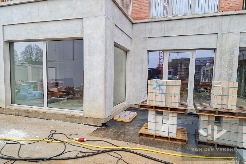 Casco en centraal gelegen nieuwbouw handelsgelijkvloers (160m²) met gezellig terras (130m²) - foto 5