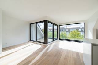 Cet appartement en duplex est situé dans un immeuble entièrement rénové. Grâce à son emplacement central près de Duinenwater, tous les...