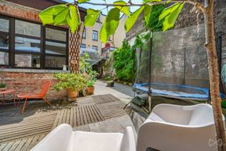 <h1><span>🏡 EXCLUSIEF – OPENDEURDAG OP ZONDAG 13 SEPTEMBER<br /><br />Deze zondag 13 september kunt u dit pand exclusief bezoeken tijdens onze opendeurdag, van 16u tot 17u. Kom gerust langs, met of zonder afspraak!<br /><br />Een uitzonderlijk pand in Schaarbeek 🏡✨</span></h1>
<p><strong><span>Rue Vanderlinden 67 – 1030 Schaarbeek</span></strong></p>
<p><span>Wat als uw volgende investering… helemaal atypisch is?</span></p>
<p><span>Wij stellen u een uniek vastgoedensemble van ±416 m² bewoonbare oppervlakte voor, gelegen op een perceel van 320 m² en bestaande uit verschillende ruimtes met elk hun eigen karakter.</span></p>
<p><span>🏠 </span><strong><span>Vooraan:</span></strong><span> een karaktervolle eengezinswoning, momenteel ingericht als cohousing, met mooie volumes, meerdere slaapkamers en leefruimtes, evenals een garage van ±43 m² voor 2 wagens.</span></p>
<p><span>🏡 </span><strong><span>Achteraan:</span></strong><span> een onafhankelijk appartement met terras, dat een extra residentiële dimensie aan het geheel toevoegt.</span></p>
<p><span>✨ </span><strong><span>En vooral:</span></strong><span> een achtergebouw met loftgevoel, ondergebracht in een voormalig industrieel gebouw waar vroeger een atelier voor de vervaardiging van tin gevestigd was. Een plek met geschiedenis, een uitgesproken architecturale identiteit en een zeldzaam potentieel.</span></p>
<p><span>🌿 Terrassen en buitenruimtes</span><br /><span>🚗 Garage / parkeergelegenheid</span><br /><span>☀️ 24 zonnepanelen</span><br /><span>📐 ±416 m² bewoonbare oppervlakte / ±458 m² totale oppervlakte</span><br /><span>🛏️ 7 slaapkamers</span><br /><span>🛁 2 badkamers + 2 doucheruimtes</span><br /><span>📍 Nabij Colignon, winkels, openbaar vervoer en het Josaphatpark</span></p>
<p><span>Een eigendom voor zowel een investeerder die op zoek is naar een atypisch patrimonium als voor een koper die wonen, investeren en uitzonderlijke leefruimtes wil combineren.</span></p>
<p><span>📩 Wilt u dit pand ontdekken en de verschillende mogelijkheden begrijpen?</span></p>
<p><span>Neem contact met mij op voor het volledige dossier of om een bezoek te organiseren.</span></p>
<p><span>📞 Olivier Halleux – +32 486 68 86 25</span><br /><span>📧 </span><span>olivier.halleux@weinvest.be</span></p>
<p><span>Informatie wordt uitsluitend ter indicatieve titel verstrekt en is niet-contractueel.</span></p>