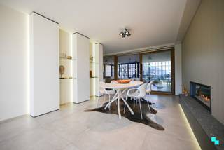 Prachtige handelsruimte met appartement. Beide beschikken over hun eigen individuele tellers en huisnummer. <span>Centrale inkomhal, apart toilet voor de handelsruimte, technische ruimte en toegang naar het appartement en de handelsruimte. De handelsruimte werd ingericht als showroom en beschikt daardoor over o.a. een gashaard, houthaard, een hyper uitgeruste keuken en een kleinere keuken. Het venster die opgedeeld is in diverse glaspartijen kan volledig opengeschoven worden waardoor de keuken met houthaard deel kan uitmaken van het buitenterras op warme zomeravonden. Het appartement heeft op de gelijkvloerse verdieping de inkomhal met wasplaats. </span>Woonkamer met volledig uitgeruste keuken, nachthal, apart gastentoilet, twee slaapkamers en de badkamer met wastafelmeubel en douchebad. De zolderverdieping kan gebruikt worden als stockageruimte. Via de Priester Pattynstraat is er toegang naar de achterkant van het perceel waar het terras van de handelsruimte zich bevindt en parkeerplaatsen. Het appartement beschikt eveneens over een terras dat grenst aan de leefruimte en vanop de parking kan bereikt worden via de buitentrap. CV op aardgas in appartement | Houthaard en gashaard in handelsruimte | HR beglazing hout | Elektriciteit conform | EPC label B. Laurence (BIV 541 501) organiseert voor deze (handels)woning de bezoeken, mits het maken van een afspraak.