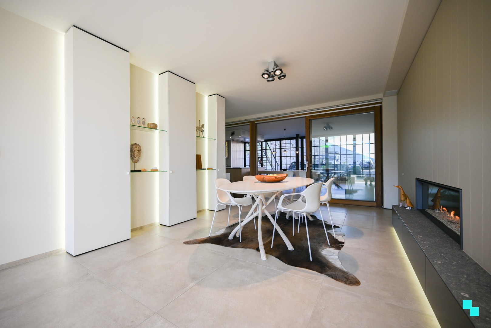 Piekfijn afgewerkte handelsruimte met bovenliggend appartement te Kachtem - foto 1