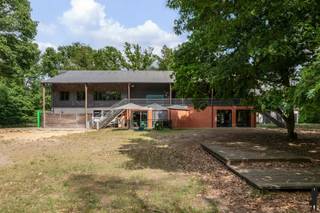 Domein voor dagrecreatie met gebouw van ca 1.356 m² bruikbare vloeroppervlakte gelegen in agrarisch gebied. Ideaal voor jeugdwerking, kinderopvang...