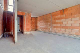 In de Tieltstraat te Meulebeke vinden we dit uniek casco huis terug. Dit huis werd opgetrokken door Vuylsteke Construct waar kwaliteit centraal staat. <br /><br />Hier hebben we de unieke mogelijkheid om dit huis casco aan te kopen waardoor je zelf kan in staan voor de verdere afwerking! <br /><br />Het huis maakt deel uit van het unieke project Boulevard waar er ook stapelwoningen worden voorzien. De ideale uitvalsbasis voor jong en oud!<br /><br />Indeling van het huis:<br />Gelijvkloers<br />- inkomhal met gastentoilet <br />- deels open keuken met alle toestellen<br />- woonruimte met zit- en eetplaats<br />- inpandige garage<br />- aansluitende berging met doorgang naar tuin<br /><br />Eerste verdieping<br />- nachthal met toilet<br />- master bedroom met en-suite badkamer voorzien van douche en wastafel<br />- 2 slaapkamers<br />- tweede badkamer <br />- dakterras<br /><br />Zolder<br />- bergzolder<br /><br />Troeven van het huis:<br />- E-peil 30 waardoor mogelijks fiscaal voordeel<br />- inspraak in de verdere afwerking<br />- moderne en tijdloze architectuur<br /><br />Ben je op zoek naar een nieuwbouwwoning waar je zelf nog jouw eigen touch kan aan geven? Ontdek dan deze woning die casco kan aangekocht worden! Voorzie je liever de afwerking via de ontwikkelaar? Ook dit is een mogelijkheid. <br />Neem daarom met ons contact op en we luisteren graag naar jouw verhaal!<br /><br />Deze AI-visualisaties zijn bedoeld als inspiratie. Er werd geen rekening gehouden met technische specificaties, stedenbouwkundige voorschriften of de concrete mogelijkheden tot realisatie.