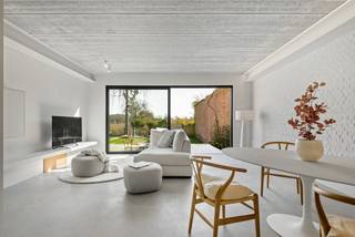 Stijlvolle woning met 3 slaapkamers, leuke tuin, oprit & EPC A in LierDeze woning is kwalitatief en met veel smaak gerenoveerd waardoor het voldoet...