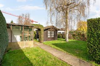 Te koop: goedgelegen woning met grote zongerichte tuin en ruime garage op een perceel van 842m²!Deze zeer degelijke en goed onderhouden woning is...