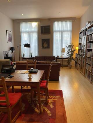 Zeer ruim appartement (140m²) met zonnig terras, gelegen op de eerste verdieping van een herenwoning met authentieke elementen en een...