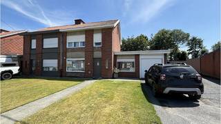 Ruime en comfortabele <strong>HOB</strong> met<strong> 3 slaapkamers, </strong>grote <strong>GARAGE </strong>en gezellige <strong>TUIN</strong>, rustig gelegen in een aangename residentiële woonwijk vlakbij het centrum van <strong>Lichtervelde</strong>.<br />Vlakbij zwembad en sportcentrum en dichtbij winkels, supermarkten, basis- en middelbare school en openbaar vervoer!<br /><strong>+ Zonnepanelen aanwezig!</strong><br /><strong>+ Airco aanwezig! </strong><br />+ Conforme elektrische installatie!<br />+ Zeer goede mobiscore 8,3 op 10!<br /><br />Omvat een inkom, living met ingerichte open keuken ( in juli uitbreiding met keukeneiland ), kelder, 3 slaapkamers, badkamer met douche, zolder, garage, terras en een gezellige tuin.<br />Bruikbare vloeroppervlakte 185 m²<br />#leukwonen #lichtervelde<br /><br />Beschikbaar Onmiddellijk vrij ! <br />
