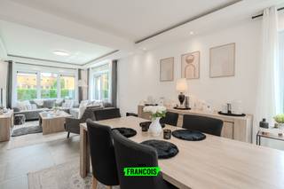 Deze gerenoveerde halfopen bebouwing in de Heidebloemstraat 1 te Stene combineert ruimte, comfort en een praktische indeling. Dankzij de vier slaapkamers, 2 badkamers en de doordachte inrichting is dit een ideale gezinswoning op een vlot bereikbare locatie.<br /><br />Bij het binnenkomen wordt u verwelkomd in een ruime inkomhal die toegang biedt tot de lichtrijke leefruimte. De woonkamer geniet van veel natuurlijke lichtinval en werd verder opgewaardeerd met vernieuwde ramen, wat bijdraagt aan het wooncomfort. Aansluitend bevinden zich de keuken, een afzonderlijk gastentoilet en een praktische bergruimte. Vanuit de woning heeft u eveneens toegang tot de garage.<br /><br />Op de eerste verdieping bevinden zich drie ruime slaapkamers en een badkamer met douche en toilet. De kamers zijn aangenaam licht en bieden voldoende ruimte voor een gezin, thuiswerk of hobby's.<br /><br />Via een vaste trap bereikt u de tweede verdieping, waar een bijzonder ruime vierde slaapkamer werd ingericht. Deze verdieping beschikt bovendien over een ensuite badkamer met inloopdouche en toilet, wat zorgt voor extra comfort en privacy.<br /><br />Dankzij de combinatie van ruimte, lichtinval en de reeds uitgevoerde renovaties is deze woning onmiddellijk klaar voor haar nieuwe bewoners. De elektriciteit werd ook conform gekeurd.<br /><br />Voor meer informatie of een bezoek kunt u contact opnemen met Inti op inti@immofrancois.be of 0499 74 89 74.<br /><br />