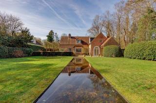 Mooie villa in de doodlopende straat in wijk "Zonnebos" * Gelijkvloers : inkomhal met vestiaire en gastentoilet, bureel op vast tapijt, woonkamer op...