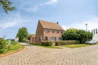 Cette charmante maison de campagne est située au calme à Fintele, le long du Lovaart, sur un terrain de pas moins de 1 305 m². Grâce à...