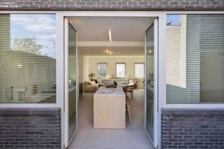 In de www.doorniksewijk19.be (url kopiëren en plakken indien doorklikken niet lukt) in Kortrijk stellen we jou graag dit duplexappartement voor. Boven groepspraktijk Docsplus kreeg een voormalige kantoorruimte een volledige metamorfose tot een verrassend ruim duplexappartement. Je woont er op 135 m² met een lichtrijke leefruimte met mooie open keuken, drie slaapkamers, een nieuwe badkamer en een terras van 10 m². Dankzij de eigen privatieve ingang voelt het bovendien bijna aan als een woning. Extra hobbyruimte nodig? Ook een grote zolder kan nog ingericht worden (deze werd niet meegerekend in de 135 m² bewoonbare oppervlakte)! En dat allemaal op wandelafstand van de Grote Markt, met het station, winkels en heel wat andere voorzieningen vlakbij.<br /><br />HOMERUN: Op zaterdag 17 oktober ben je van harte welkom op de Homerun. Via www.doorniksewijk19.be kan je een afspraak inplannen.<br /><br />KICK-OFF PRIJS: De vermelde prijs is een Kick-Off prijs waarop een eenmalig bod kan uitgebracht worden (zowel boven als onder de Kick-Off prijs). Dankzij het kwaliteitslabel van Henry Houser ben je zeker dat de biedingen correct verlopen zonder dat er een opbodspel gehouden wordt!<br /><br />EXTRA BEZOEK: Mocht je op zaterdag 17 oktober niet vrij zijn, geef dan gerust een belletje om een afspraak in te plannen op een ander moment.<br /><br />Groeten, Hendrik van Henry Houser.