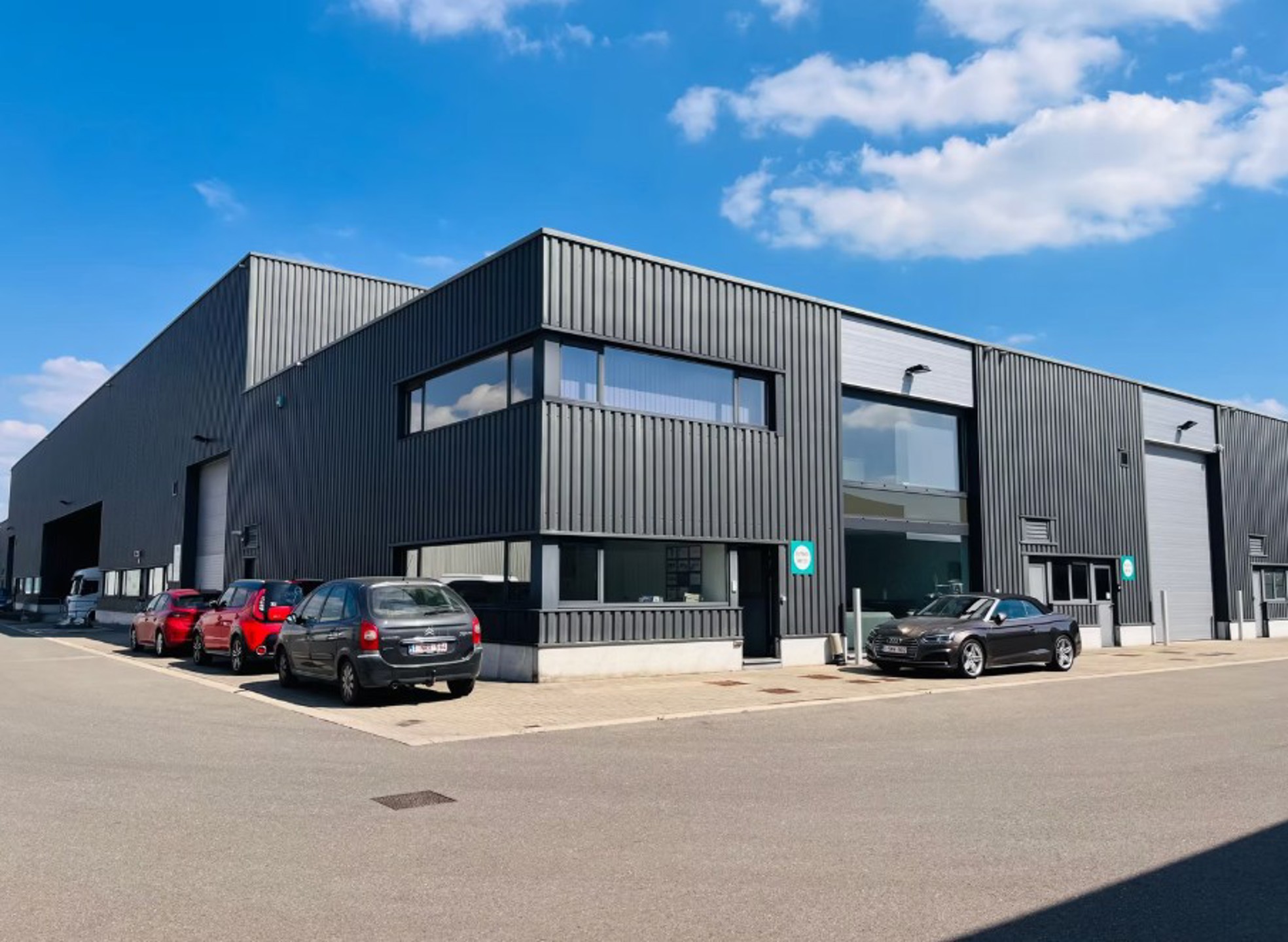 Malle: magazijn 2.160m² en kantoor 385m² te huur in de Industriezone van Malle - foto 1