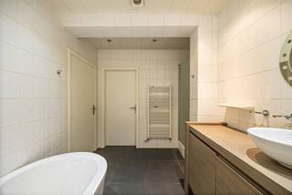 Bent u op zoek naar een ruim gelijkvloersappartement met grote tuin? Dan is dit appartement in de Neerstraat 102 te Tessenderlo zeker een bezoek waard.
Met een bewoonbare oppervlakte van 140 m² biedt dit appartement aangename en ruime leefruimtes, ideaal voor zowel eigen bewoning als investering.
Een belangrijke troef zijn de zonnepanelen, met 7,2kWp, wat resulteert in een energiezuinige woning en lagere energiekosten. Hierdoor voldoet het appartement reeds aan hedendaagse energie-eisen.
Gelegen op een vlot bereikbare locatie nabij winkels, scholen, openbaar vervoer en belangrijke verbindingswegen, geniet u hier van een uitstekende combinatie van rust en bereikbaarheid.
Troeven:
+ Bewoonbare oppervlakte van 140 m²
+ Ruime leefruimtes
+ Zonnepanelen
+ Gunstig EPC-label C
+ Centrale ligging in Tessenderlo
+ Interessant voor eigen bewoning of als investering
Een appartement met veel potentieel op een goede locatie. Garage optioneel bij aan te kopen aan € 20.000.
Contacteer ons voor meer informatie of een bezichtiging.