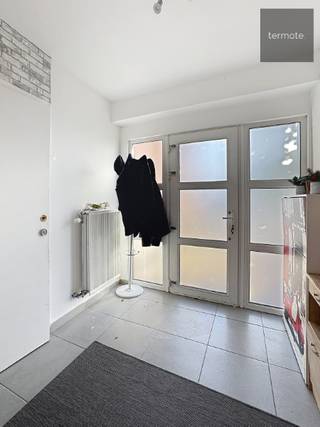 Vernieuwde woning, prima gelegen langs invalsweg tussen centrum en E17.<br />Het huis met een bewoonbare oppervlakte van 170m², omvat : inkomhall met gastentoilet, ruime living, grote keuken met inmaakkasten en eethoek, berg-/wasplaats, twee slaapkamers en recente badkamer met ligbad, douche en toilet op de 1e verdieping en ruime zolderkamer op de 2e verdieping.<br />Vooraan is er een ruime oprit/parking en achteraan een vrij grote tuin.<br />De woning werd reeds grotendeels vernieuwd : ramen, CV op aardgas, conforme elektriciteit, geïsoleerd dak, ... en is met zijn EPC B klaar voor de toekomst.<br />De eigendom is momenteel goed verhuurd en biedt een mooi rendement als investering.<br />Mits vooropzeg van zes maanden ook ideaal als starterswoning voor eigen gebruik.<br />Bezoekje? Neem zo snel mogelijk contact.