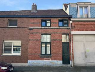 <p><span>Woning met 2 ruime slaapkamers en zonnige koer van 21 m² gelegen in een rustig en aangenaam straatje vlakbij de Bredabaan.</span></p><p><span> </span></p><p><span>INDELING:</span></p><p><span>gelijkvloers: inkomhal, wasplaats, living met open keuken, badkamer met ligbad en zonnige koer van 21 m².</span></p><p><span>Verdieping: 2 ruime slaapkamers</span></p><p><span> </span></p><p><span>BIJZONDERHEDEN:</span></p><p><span>Pvc ramen met dubbele beglazing</span></p><p><span>centrale verwarming op gas</span></p><p><span> </span></p><p><span> </span></p>