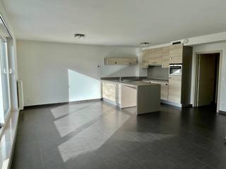 Energiezuinig en lichtrijk appartement gelegen op de eerste verdieping in een verzorgd en rustig gebouw. Indeling als volgt; inkomhal, ruime leefruimte met open, geïnstalleerde keuken. Vanuit de leefruimte is er toegang tot het grote, zongeorienteerde terras. 2 slaapkamers. Badkamer met ligbad en lavabomeubel. Apart toilet. Berging met aansluiting wasmachine en droogkast. Inclusief ondergrondse autostaanplaats met privatieve kelderberging. In het gebouw is een lift aanwezig. Vaste kosten bedragen 75€/maand. Het appartement is rustig gelegen vlakbij de Scheldedijk. Onmiddellijk beschikbaar. 