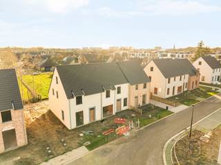 Wonen in het groen, met alles dichtbij: Smeskeshof in Waregem is een kleinschalig nieuwbouwproject met moderne, landelijk geïnspireerde woningen waar ruimte en comfort centraal staan.Elke woning beschikt over 3 of 4 volwaardige slaapkamers en is ontworpen om mee te groeien met je gezin. Extra troef: de zolderverdieping kan je naar wens afwerken tot een 4e of zelfs 5e slaapkamer, hobbyruimte, bureau of speelzolder.Dankzij de nieuwste technieken geniet je van hedendaags wooncomfort en een energiezuinige toekomst. De indeling is praktisch en licht, met aangename leefruimtes en een warme, tijdloze uitstraling.Waarom kiezen voor Smeskeshof?- Moderne, landelijke architectuur- 3 of 4 slaapkamers, uitbreidbaar via zolder- Nieuwste technieken en hedendaags wooncomfort- Rustige ligging in Waregem, met vlotte bereikbaarheidOntdek jouw nieuwe thuis in Smeskeshof; waar stijl, ruimte en toekomstgericht wonen samenkomen. Neem contact op voor plannen, prijzen en beschikbaarheden.