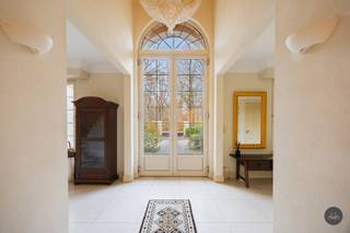 Ontdek deze riante villa in Brasschaat, verscholen in een adembenemend bosgebied waar rust, privacy en comfort naadloos in elkaar vloeien. Van zodra...