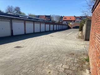 Op zoek naar een stabiel en rendabel opbrengsteigendom? Dit garagecomplex omvat 21 garageboxen en een magazijn van 50m². Gesitueerd op een perceel...