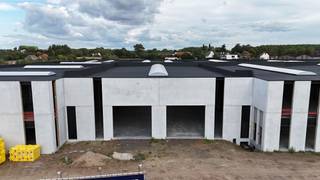 Nieuwbouw KMO-unit te huur in bedrijventerrein Deinze Noord, vlakbij de oprit en afrit van de E40 in Drongen. De unit heeft een oppervlakte van 884...