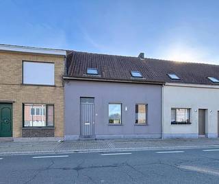 Deze aangename woning biedt een praktische indeling en een comfortabele leefruimte met zit- en eethoek, uitkijkend op de patio. De open keuken...