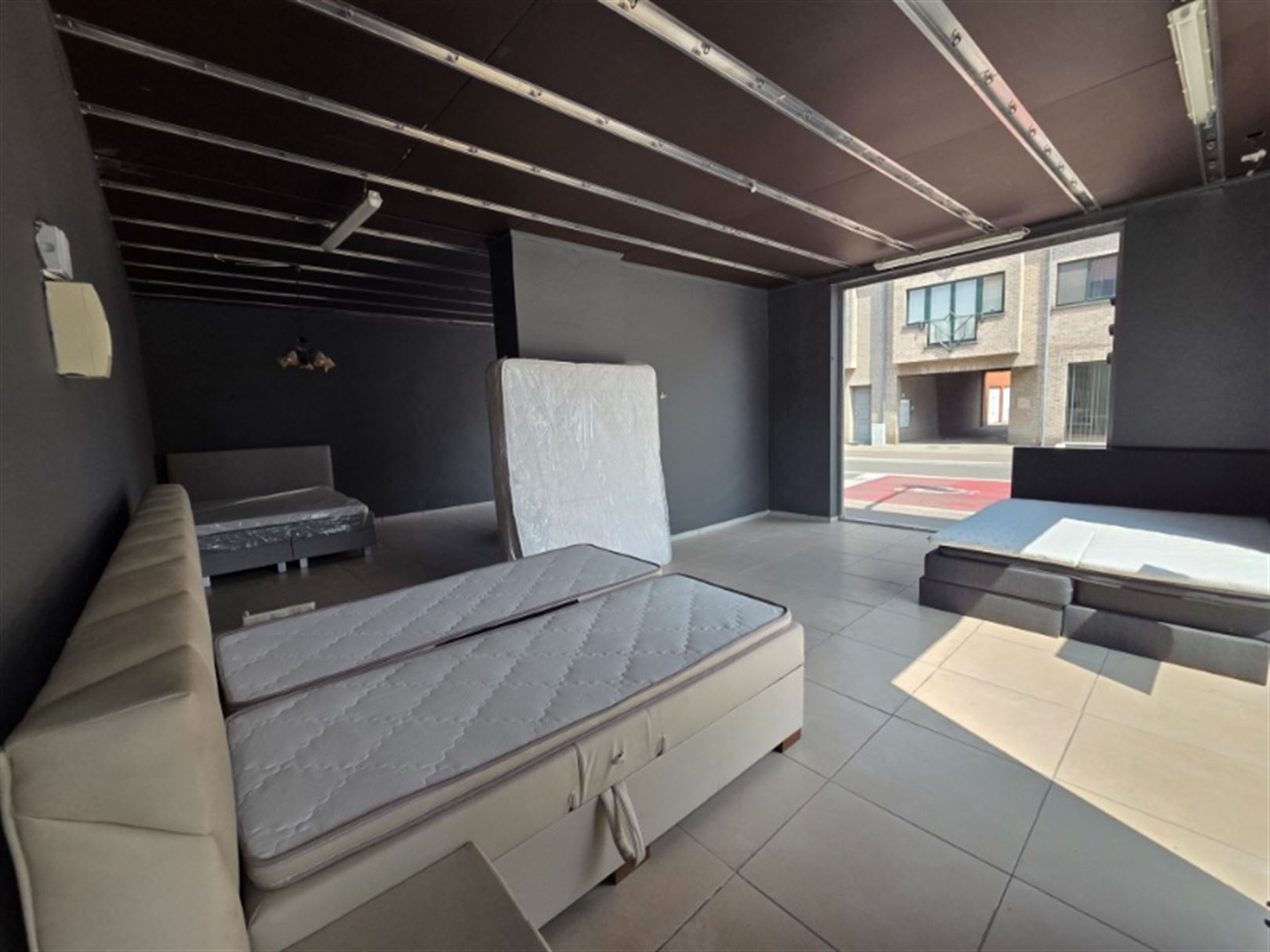 Commercial à vendre à Saint-Nicolas avec 6 chambres - photo 4