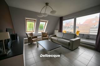 Ben je op zoek naar een ruim en instapklaar appartement aan zee, waar licht, comfort en rust samenkomen?<br />Dit duplexappartement met twee slaapkamers biedt een aangename woonbeleving in een verzorgd domein op wandelafstand van het strand en vlak bij de Royal Ostend Golf Club.<br /><br />De leefruimte met open keuken vormt het hart van het appartement en geeft uit op een mooi terras, de ideale plek om te genieten van de zon en de frisse zeelucht.<br />De twee slaapkamers bevinden zich op de bovenverdieping, wat zorgt voor extra privacy en een huiselijk gevoel.<br />Dankzij de doordachte indeling, praktische bergruimte en kwalitatieve afwerking is dit appartement volledig instapklaar.<br /><br />Een perfecte keuze voor wie op zoek is naar een comfortabel tweede verblijf, een zorgeloze investering of een stijlvolle woonst dicht bij zee.<br /><br />Ontdek dit appartement op zaterdag 27 juni!<br />Schrijf je in voor het bezoekmoment: https://360.zabun.be/public/visitreservationcomponent/visitreservation.aspx?guid=3B0F2E87-364E-48F7-94BF-DC54FDF4D845&amp;languageid=nl&amp;id=83875117&amp;c=BE