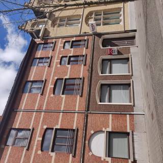 <p>Karaktervolle gesloten woning aan de stadsrand van Ieper, vlak bij winkels, scholen en openbaar vervoer.</p><p><br /></p><p>De woning beschikt over drie slaapkamers, een bureel en een aparte praktijkruimte met wachtkamer, wat extra mogelijkheden biedt voor zelfstandigen of thuiswerk.</p><p><br /></p><p>Belangrijkste ruimtes:<br />• Woonkamer met aangename leefruimte<br />• Keuken uitgerust met elektrisch fornuis<br />• Bureel, ideaal voor thuiswerk of administratie<br />• Badkamer met ligbad en enkele wastafel<br />• Apart toilet<br />• Terras voor een rustig buitenmoment<br />• 3 slaapkamers met diverse indelingsmogelijkheden<br />• Kelder met extra opslagruimte<br />• Zolder geschikt als berging</p><p><br /></p><p>Troeven:<br />• Centrale ligging nabij winkels, scholen en openbaar vervoer<br />• Praktijkruimte en bureel ideaal voor zelfstandige activiteit<br />• EPC-label C</p><p><br /></p><p>Neem vandaag nog contact op met je ERA-makelaar voor een bezoek.</p><p><br /></p><p>JOUW DROOMHUIS. ZO GEVONDEN!</p>