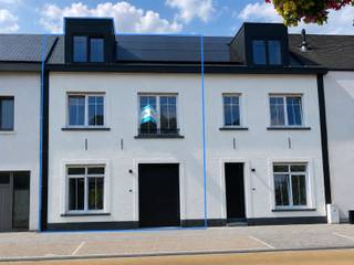 <p>Deze exclusieve nieuwbouwwoning combineert ruimte, comfort en hoogwaardige afwerking op een toplocatie in het centrum van Mol. Mits voldaan aan de wettelijke voorwaarden kan u genieten van het verlaagde btw-tarief van 6%.</p><p>Dankzij de warmtepomp, vloerverwarming/ vloerkoeling en zonnepanelen behaalt dit energiezuinige herenhuis een gunstig E-peil E16.  EPB in opmaak. Bovendien heeft u momenteel nog inspraak in de definitieve afwerking.</p><p>INDELING: inkomhal, gastentoilet, berging/wasruimte, lichtrijke open keuken met eethoek en toegang tot terras en tuin, gezellige zithoek en een via een stijlvolle steeldoor afgescheiden ruimte, ideaal als bureau, speelkamer of aperitiefhoek.</p><p>Op de eerste verdieping bevinden zich een nachthal, een master bedroom met dressing (ca. 21 m²) en toegang tot een dakterras van ca. 32 m², een tweede slaapkamer (ca. 13,5 m²) en een badkamer.</p><p>De zolderverdieping omvat twee ruime slaapkamers van ca. 18 m² en 21 m² en een technische berging.</p><p>Verder is de woning volledig onderkelderd, zijn de verdiepingen bereikbaar via een trap en is er een schacht voorzien voor de plaatsing van een lift. <br />Via de achterzijde bereikt u de carport met tuinberging, en nog een extra parkeerplaats. De omheinde tuin met terras van ca. 25 m² vormt een oase van rust midden in het centrum.</p><p>Winkels, scholen, horeca en openbaar vervoer bevinden zich op wandelafstand.</p><p>Maak snel uw afspraak!  Bel vandaag nog: 0486 63 14 65</p>