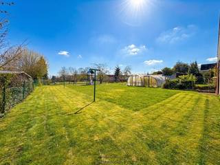 RUIME GEZINSWONING met 5 SLAAPKAMERS en een GROTE OPSLAGLOODS VAN CA. 300 m², gelegen in een RUSTIGE OMGEVING te Ouwegem (Kruisem). Deze eigendom bevindt zich op een RUIM PERCEEL van ca. 1.420 m² en biedt een BEWOONBARE OPPERVLAKTE van ca. 297 m², ideaal voor wie WONEN en WERKEN wenst te combineren. De opslagloods vormt een ABSOLUTE MEERWAARDE en is uitermate geschikt voor ZELFSTANDIGE ACTIVITEITEN, STOCKAGE of HOBBYGEBRUIK. EXTRA TROEVEN zijn onder andere de aanwezigheid van ZONNEPANELEN en een GUNSTIG EPC LABEL C. <br />Via de royale inkomhal met gastentoilet betreedt u de woning. De lichtrijke leefruimte met open ingerichte keuken valt meteen op. Op het gelijkvloers bevinden zich verder een ingerichte badkamer, een ruime slaapkamer en een grote polyvalente wasruimte met aansluitend een garage/berging. Op de 1ste verdieping vindt u 4 volwaardige slaapkamers en een 2de badkamer die nog verder kan worden ingericht naar eigen smaak. Via een vaste trap bereikt u de ruime zolderverdieping, die tal van mogelijkheden biedt voor extra kamers, hobbyruimte of bureau.<br />Buitenshuis geniet u van een aangename tuin met terras, een zijtuin en een ruime oprit met toegang tot de woning en loods.<br /><br />Adres: Ouwegemstraat 20 te Ouwegem (Kruisem)<br /><br />EPC: 255 kWh/m², G-score en P-score B, Geen renovatieverplichting van toepassing