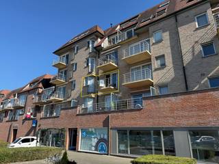Plan uw bezoek via deze link: https://Vlaemynck.mijnhuurprofiel.be/property/695d2968-2889-4673-8e3c-a723006e1d13<br /><br />Meer in het centrum kan u niet gaan met dit appartement. Het ligt op een steenworp afstand van verscheidene horecazaken, een bakker, een slager, dokter, openbaar vervoer en nog veel meer. Samen met het appartement, gelegen op de tweede verdieping, kan u ook gebruik maken van de ondergrondse garage.<br /><br />Indeling van het pand:<br />Ruime leefruimte met aansluitend terras, keuken, nachthal met toilet, twee slaapkamers en badkamer.<br />Ondergronds vinden we de garagebox terug.<br /><br />Provisie gemeenschappelijke kosten: €55/ maand.<br />Het appartement is beschikbaar vanaf 01/12/2026.<br /><br />Troeven:<br />- Instapklaar<br />- Zéér centraal<br />- Garagebox inbegrepen in de huurprijs.<br />- EPC label A!