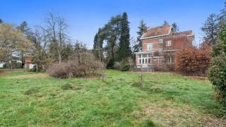 Immo3000 heeft het iconisch landmark, Villa Marie Philomène, te koop op in Linden. <br />Ben je op zoek naar een unieke woning. Een unieke praktijk of ben je op zoek naar een rendementsvolle investering? Dan mag je deze kans niet missen.<br /><br />Gelegen in het rustige Linden, aan de Diestsesteenweg 36, biedt deze statige villa een tijdloze charme gecombineerd met modern comfort. Deze woning heeft sinds 1932 haar karakter behouden, en dat voel je in elke kamer. Het huis staat op een royaal perceel van 24 are, wat zorgt voor veel privacy en ruimte om van te genieten. Bovendien bevinden we ons hier op slechts enkele kilometers van het levendige stadscentrum van Leuven.<br /><br />Wat deze villa echt uniek maakt, is de balans tussen klassieke elementen en hedendaagse voorzieningen. De authentieke details, zoals de originele houten trappen, glas-in-loodramen en marmeren schouwen, geven het huis een bijzondere uitstraling. Tegelijkertijd is het voorzien van moderne gemakken, zodat je comfortabel kunt wonen zonder in te boeten op stijl. En dat op een bewoonbare oppervlakte van maar liefst 258 m2.<br /><br />Ben jij bereid om de handen uit de mouwen te steken om met enkele beperkte aanpassingen Villa Marie terug te restaureren naar haar oorspronkelijke glorie? <br /><br />Neem dan snel contact met ons op om een bezichtiging in te plannen. Dit is een kans die je niet wilt missen!