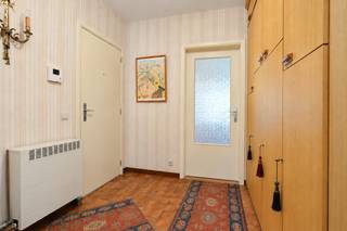Dit ruim appartement is gelegen op de 1ste verdieping van een kleinschalig gebouw in een rustige woonwijk in Vrasene, doch vlakbij de op- en afrit van de E34.<br /><br />Via de inkomhal met gastentoilet kom je in de ruime leefruimte en de aangrenzende keuken. Vanuit de leefruimte heb je toegang tot het gezellige, oost georiënteerd terras. Verder beschikt het appartement over 2 ruime slaapkamers en een badkamer met ligbad. Tot slot hebben we een praktische wasberging, en een 2de aparte bergruimte voor stockage.<br /><br />Op het gelijkvloers heb je een privatieve garage en kan je genieten van de ruime, zonnige gemeenschappelijke tuin.<br /><br />Een ruim appartement met garage op een rustige locatie, eveneens ideaal als investering!<br /><br />Wij leiden je graag rond.