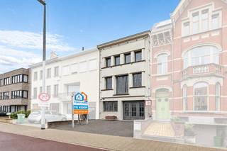 <p>Vous êtes à la recherche d'un bien incroyablement spacieux de pas moins de 750 m² pour laisser libre cours à votre créativité ? Découvrez ce loft de caractère à l'allure industrielle unique et aux possibilités infinies. Les hauts plafonds, les vastes espaces ouverts et les éléments authentiques créent instantanément cette ambiance loft si typique et confèrent au bâtiment un cachet particulier.<br />Cet ancien bâtiment industriel offre une base unique pour différentes affectations : d'une spacieuse habitation unifamiliale à un immeuble à appartements, un immeuble de bureaux ou encore une combinaison d'habitat et de travail. (sous réserve des permis nécessaires)<br />Le bâtiment dispose de pas moins de trois étages à part entière d'environ 250 m² chacun, soit une impressionnante superficie totale d'environ 750 m². Les hauts plafonds et les grands espaces ouverts se prêtent parfaitement à un concept de loft contemporain, où l'espace, la lumière et le charme industriel peuvent occuper une place centrale.<br />Au niveau du stationnement également, un atout supplémentaire est à souligner. Des possibilités de parking sont disponibles devant le bâtiment et, de plus, un parking public se trouve de l'autre côté de la rue.<br />Un bien de caractère, offrant du volume et surtout un grand potentiel pour qui recherche un projet unique avec une véritable ambiance loft.<br />Des plans existent déjà pour une combinaison d'habitat et de travail avec une extension vers un troisième étage (déjà autorisée par le passé mais actuellement caduque, à titre de référence).<br /></p>