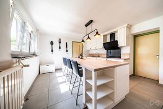 <p><span>WE Invest Sud Luxembourg presents this charming semi-detached house ideally located in Aubange, close to both the Luxembourg and French borders as well as all amenities, offering a practical and pleasant living environment for a family.</span></p>
<p><span>As you enter the house, you are welcomed by a spacious and bright entrance hall leading to a pleasant living area composed of a bright lounge and dining room. The adjoining kitchen, fully renovated and functional, features a central island ideal for sharing convivial moments.</span></p>
<p><span>The ground floor also includes a guest toilet, a laundry room and a one-car garage offering great potential thanks to its mezzanine with high ceilings.</span></p>
<p><span>From the kitchen, you can enjoy an open view over the fully fenced south-facing garden and the pleasant terrace, perfect for enjoying sunny days.</span></p>
<p><span>Upstairs, the night hall leads to three spacious bedrooms and a shower room including a shower, WC and single washbasin unit.</span></p>
<p><span>The top floor offers additional storage space, ideal for everyday needs.</span></p>
<p><span>Technical features: triple-glazed windows, electric shutters at the rear, compliant electrical installation until 2045, oil central heating with a 2014 VIESSMANN boiler, cadastral income: €889, EPC rating: E.</span></p>
<p><span>For more information or to arrange a viewing:</span><br /><span>📞 +32 (0)63 33 00 69</span><br /><span>📧 </span><span>sud.luxembourg@weinvest.be</span></p>