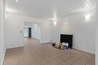 <p>Vanop straat ziet deze woning in Boom er bescheiden uit. <br />Een charmante gevel. Een voortuintje. Een huis dat netjes in de rij past.<br />Maar zoals dat wel vaker gaat met huizen: de leukste verrassingen zie je niet vanaf de stoep.<br />Dus kom gerust even binnen.</p>
<p>Op het gelijkvloers opent de woning zich helemaal naar achteren toe. De leefruimte biedt meer dan genoeg plaats voor een gezellige zithoek en een grote eettafel. De keuken sluit er open op aan.<br />Geen verzameling kleine kamertjes dus, maar één grote leefruimte waar koken, eten en ontspannen gewoon door elkaar mogen lopen.</p>
<p>Op het gelijkvloers vinden we ook de badkamer. En die doet niet aan kiezen.<br />Een ligbad en een douche, een lavabo en een toilet. Snel onder de douche tijdens de ochtendspits of uitgebreid in bad wanneer de dag erop zit: beide kampen worden hier netjes bediend.</p>
<p>Achter de grote ramen wacht nog de tuin.<br />Met ongeveer 40 m² is hij precies groot genoeg om er echt van te genieten, zonder dat tuinieren plots een tweede job wordt. Bovendien is hij zuidoost georiënteerd, waardoor je hier heerlijk van de zon kan profiteren.<br />Het terras werd overdekt. De barbecue hoeft dus niet meteen naar binnen zodra er drie druppels vallen en ook op frissere dagen zit je hier heerlijk beschut.<br />Helemaal achteraan staat nog een aparte berging/hobbyruimte.</p>
<p>Op de eerste verdieping bevinden zich drie slaapkamers.<br />Slaapkamers voor een gezin, een thuiskantoor of misschien eindelijk een kamer die volledig mag worden opgeëist door een dressing.</p>
<p>De woning telt in totaal 121 m² bew. opp. en kan hier en daar wat liefde en een frisse toets gebruiken.<br />En eigenlijk vinden we dat helemaal niet zo erg. Want de indeling zit goed. De ruimtes zijn er. En wie zin heeft om de handen uit de mouwen te steken, krijgt hier vooral de kans om van een bestaande woning opnieuw zijn eigen thuis te maken.<br />Wat je ervoor terugkrijgt?<br />Een fijne woning met drie slaapkamers, een open leefruimte, een zonnig georiënteerde tuin, een overdekt terras en verrassend veel mogelijkheden.</p>
<p>Troeven<br />- Zuidoostgerichte tuin<br />- Overdekt terras<br />- Aparte berging/hobbyruimte in de tuin<br />- 3 slaapkamers<br />- Veel potentieel om naar eigen smaak verder af te werken</p>