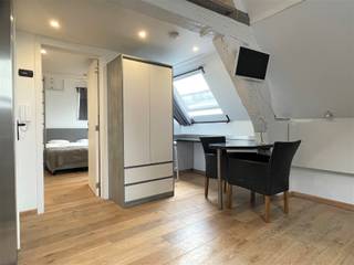 Surf naar www.abricasa.be en plan jouw verhuurafspraak in samen met onze digitale assistente Alice!Gemeubeld appartement, centraal gelegen aan...