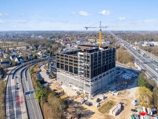 Fenomenaal gelegen nieuwbouw kantoren met een oppervlakte van 1.305 m² en een uitstekende zichtbaarheid langs de drukbezochte...