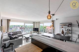 Ruim en verzorgd bemeubeld appartement op de 5e verdieping met uitzicht op het Calmeynbos.<br />Het appartement heeft een volledig ingerichte open keuken en een ruime woonkamer met veel lichtinval. Het doorlopend terras dat het appartement volgt van oost naar zuid heeft een eindeloos uitzicht. De nachthal geeft toegang tot 3 slaapkamers, 2 badkamers, gastentoilet en wasplaats. Aanpalend aan de middelste slaapkamer is een apart terrasje. Eén badkamer heeft een dubbele lavabo en een ligbad, de andere badkamer heeft één lavabo en een douche.<br />In de ondergrondse parking is een garagebox die mogelijks mee aan te kopen is voor 60.000€. (momenteel wordt deze niet apart verkocht)<br />EPC 221kWh/m² - UC 2604597. (Wg-Vg-Gvv-Gmo-Gvkr)