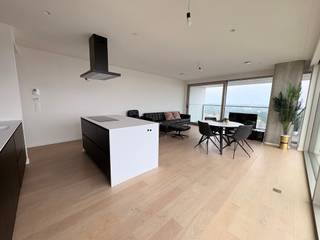 Quares - Group TREVI presenteert:<br />Welkom in de iconische Antwerp Tower. Dit stijlvolle 2-slaapkamerappartement op de 16e verdieping biedt een fenomenaal uitzicht over de stad en combineert comfortabel wonen met een centrale toplocatie in het hart van Antwerpen.<br /><br />Dankzij de grote raampartijen geniet u dagelijks van een indrukwekkend panorama en een overvloed aan natuurlijk licht.<br /><br />Het appartement beschikt over twee slaapkamers en twee badkamers, waarvan één slaapkamer voorzien is van een ensuite badkamer. Daarnaast is er een apart toilet en een praktische berging aanwezig in het appartement. <br /><br />De open keuken vormt samen met de leefruimte één aangenaam geheel en is volledig uitgerust met alle nodige toestellen, waaronder een vaatwasser, oven en andere moderne keukenvoorzieningen. Vanuit de leefruimte heeft u toegang tot het ruime terras, waar u volop kunt genieten van extra buitenruimte. Op dezelfde verdieping kan je ook gebruikmaken van een aparte bergruimte.<br /><br />Een tweepersoonsbed in de master bedroom, barkrukken, een zetel, salontafel, ronde tafel met stoelen, tv-meubel en TV zijn alvast voorzien.<br /><br />Het appartement is volledig instapklaar en onmiddellijk beschikbaar.<br /><br />Het gebouw beschikt bovendien over een conciërgebalie, wat zorgt voor extra comfort, veiligheid en een professionele ontvangst van bewoners en bezoekers.<br /><br />Een ondergrondse parkeerplaats dient verplicht bijgehuurd te worden aan €150 per maand, zodat u steeds verzekerd bent van een vlotte parkeeroplossing in het stadscentrum.<br /><br />Maandelijkse vaste kosten: €150.