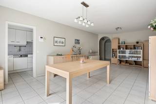<p><span>Ruim gelijkvloers appartement met tuin en voortuin, ondergrondse staanplaats &amp; 2 slaapkamers in Schoten</span></p><p><span>Op zoek naar ruimte, comfort én een leuke buitenruimte? Dit </span><span>instapklare gelijkvloersappartement</span><span> combineert een praktische indeling met aangenaam wonen, ideaal voor zowel starters, koppels, kleine gezinnen als wie graag alles gelijkvloers heeft.</span></p><p><span>Met een </span><span>bewoonbare oppervlakte van ca. 95 m²</span><span> geniet je hier van een verrassend ruim appartement.</span></p><p><span>De </span><span>leefruimte</span><span> is aangenaam en lichtrijk en sluit aan op de </span><span>volledig ingerichte keuken</span><span>, met daarnaast een </span><span>aparte berging</span><span> extra handig voor stockage en wasmachine.</span></p><p><span>In het kort:<br /></span><span>2 slaapkamers, </span><span>waarvan 1 met rechtstreekse toegang tot de tuin<br />Praktische </span><span>keuken met </span><span>aparte </span><span>berging</span><span><br />Nieuwe</span><span> badkamer </span><span>met </span><span>inloopdouche</span><span> en dubbele lavabo<br /></span><span>Apart toilet in de inkomhal<br />Ruime tuin </span><span>(momenteel betegeld)</span><span> met </span><span>een praktische</span><span> achteruitgang</span></p><h3><span>Extra troeven:</span></h3><p><span>Privatieve </span><span>kelderberging INCLUSIEF</span><span><br />Ondergrondse </span><span>staanplaats </span><span>verplicht bij aan te kopen (€15.000,-)<br /></span><span>Elektrische rolluiken</span><span><br />EPC-label C -> geen renovatie verplichting<br />Geen gas = praktischer om over te schakelen naar airco indien gewenst (voor 2 pers.: gemiddelde maandelijkse kost energie = €130,-)<br />Asbestveilig = geen overbodige breekwerken<br />Gelijkvloers wonen: toegankelijk en comfortabel</span></p><p><span>Dit appartement biedt een mooie balans tussen </span><span>ruimte, functionaliteit en ligging</span><span>, met winkels, openbaar vervoer en invalswegen in de nabijheid.<br />Ideaal voor wie comfortabel wil wonen met een buitenruimte, zonder in te boeten op bereikbaarheid.</span></p><p><span>Interesse? Contacteer </span><span>Verlimmo Schoten</span><span> voor een bezoek en ontdek zelf de mogelijkheden! 03/658.95.58 www.verlimmo.be</span></p><p><span>*De vermelde bewoonbare oppervlakte is gebaseerd op de bruikbare vloeroppervlakte zoals vermeld op het EPC-verslag</span></p><p><span> </span></p><p><span> </span></p><p><span> </span></p><p><span> </span></p>