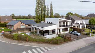 Stijlvolle, volledig gerenoveerde villa met 3 slaapkamers, 2 badkamers en volledige onderkeldering op 797 m²Deze prachtige moderne villa werd in 2021...
