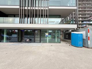 Deze centraal gelegen commerciële ruimte in Izegem vinden we in nieuwbouwresidentie Blauwpoorte. <br />Gelegen in een groene en vooral rustige omgeving, toch goed bereikbaar vanuit het centrum van Izegem, openbaar vervoer, E403,....<br /><br />Verwarming in het pand gebeurt via vloerverwarming (geothermisch warmtepompsysteem), dit zorgt voor uiterst energiezuinig op te warmen alsook af te koelen tijdens de zomerdagen!<br /><br />Indeling van het pand: <br />Een open ruimte met een vloeroppervlakte van 83,8 m² voorzien van grote raampartijen voor een hoge visibiliteit en veel lichtinval.<br />De ruimte is voorzien voor het installeren van een kitchenette en sanitair gedeelte (toilet, lavabo).<br /><br />Het pand zal volledig afgewerkt worden (technieken, chape, kitchenette, scheidingswanden,...), schilderwerken en inrichting is ten laste van de hurende partij. <br />De ruimte is beschikbaar in overleg. <br /><br />Troeven:<br />- Zéér energiezuinig;<br />- Veel natuurlijk licht;<br />- Commerciële ligging;<br />- Voldoende parkeermogelijkheden;<br />- ...<br /><br />Interesse in deze commerciële ruimte? Contacteer ons!<br /><br />EPB in opmaak | Huurprijs is excl. btw