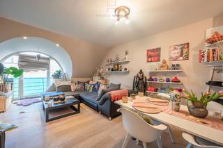 Knokke centrum - Zoutelaan. 5de verdieping. Lift.  Indeling: verdieping 05: inkom. Mooie open leefruimte met vooraan grote zuidgerichte deurvensters uitgevend op terras van waaruit aangenaam zicht op o.a. de Lippenslaan en de Zoutelaan. Trap naar verdieping 06. Open keuken ingericht met o.a. elektrische kookbekkens, dubbel spoeltafel, oven, koelkast en dampkap. Afzonderlijk gastentoilet. Achteraan slaapkamer 1 met bijhorende douchekamer. Toegang tot terrasje achteraan vanuit de eerste slaapkamer. De 2de slaapkamer op verdieping 06 is bijzonder ruim en voorzien van een hoekbad.<br />Private kelder op -1. Gemeenschappelijke ruimte voor ev. een plooifiets (enkel mogelijke via lift).  Kleinere Residentie met slechts 5 eenheden en telkens 1 appartement per verdieping. Gelijkvloerse + 1ste verdieping horecazaak Apéro. Individuele elektrische tellers en, individuele aardgasverwarming / plaatradiatoren. Het appartement is verhuurd cfr. Woninghuurwet.<br />Vrijblijvende info en bezoekafspraak via kantoor: 050 760 760 of info@knokkehomes.be