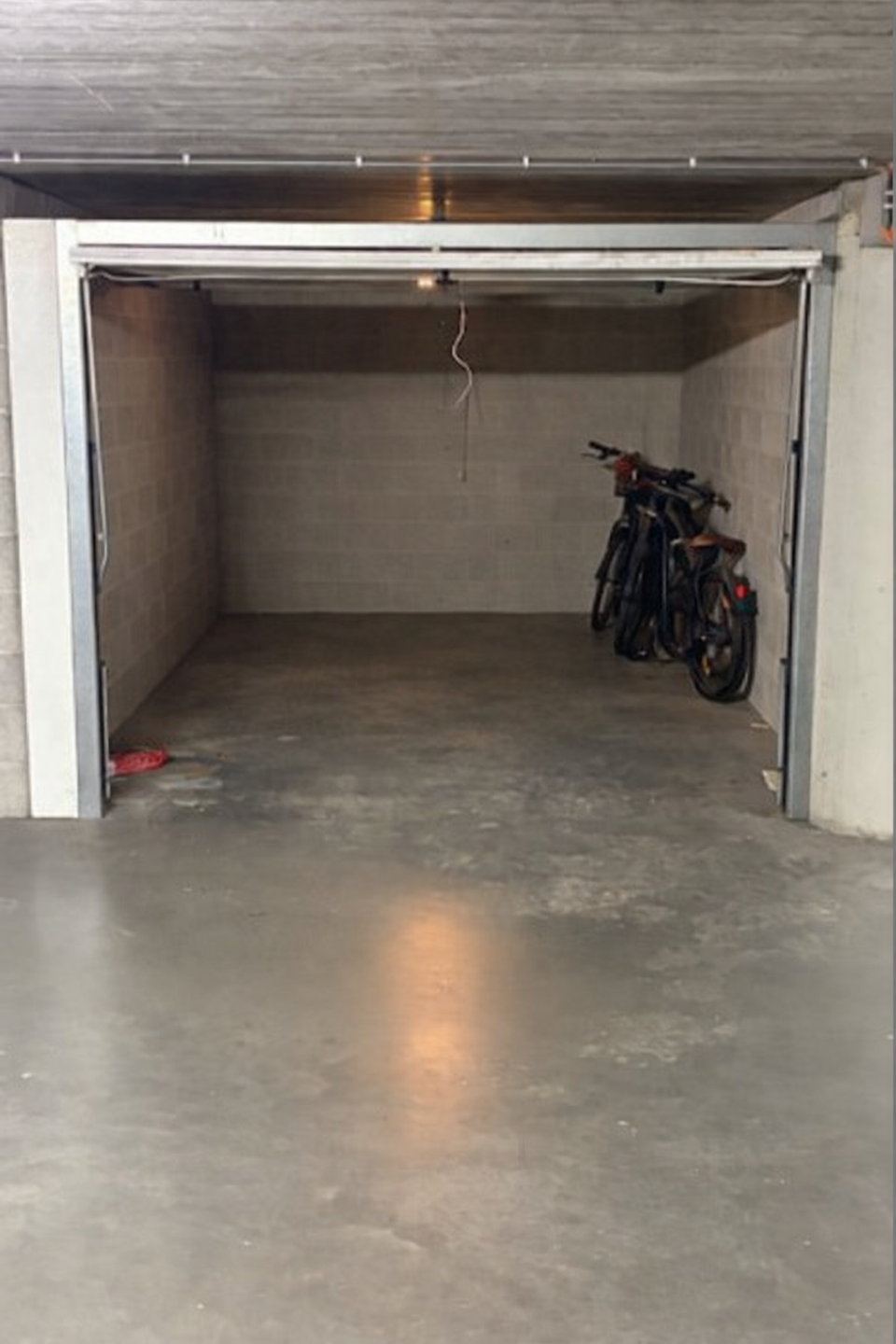Afgesloten en ruime garagebox op het Zuid - foto 2