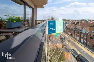 <p><span>Instapklaar en lichtrijk appartement gelegen op de vierde verdieping van een verzorgd gebouw met lift. Dankzij de halfopen bebouwing geniet het appartement van een aangename lichtinval langs meerdere zijden. Via de inkomhal met gastentoilet betreedt u de bijzonder ruime leefruimte van 42 m² met vernieuwde parketvloer, die een open en aangenaam woongevoel creëert. Aansluitend bevindt zich de volledig vernieuwde keuken met nieuwe vloer en toestellen, waaronder een inductiekookplaat, dampkap, oven, koelkast en vaatwasmachine. Naast de keuken bevindt zich een praktische berging. De badkamer werd eveneens vernieuwd (meubel en betegeling) en beschikt over een ligbad en dubbele lavabo in meubel. Verder telt het appartement twee zeer ruime slaapkamers. Een extra troef zijn de terrassen aan de voor-, zij- en achterzijde van het appartement, waardoor u op elk moment van de dag van buitenruimte kan genieten. In de ondergrondse verdieping beschikt u bovendien over een private afgesloten garage met elektriciteit en rechtstreekse toegang tot het gebouw. Het appartement beschikt over volledig vernieuwde en conforme elektriciteit, een recente condenserende gasketel en een gunstig EPC. Ook het dak van het gebouw werd reeds vernieuwd. Dankzij de lift en de vlotte toegankelijkheid is het appartement bovendien comfortabel bereikbaar. Plan uw bezoek snel in en ontdek zelf de ruimte, lichtinval en het comfort dat dit appartement te bieden heeft.</span></p><p><span> </span></p><p><span> </span></p>