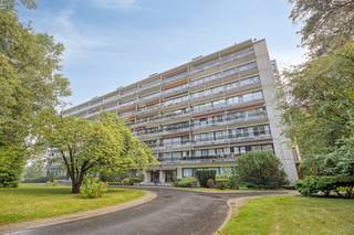 Het appartement gelegen op de Nieuwelaan te Strombeek-Bever heeft de volgende indeling:<br /><br />- Inkomhal met ingemaakte kasten<br />- Ruime en lichtrijke leefruimte met open keuken<br />- 2 slaapkamers<br />- Badkamer met douche, lavabo en aansluiting voor wasmachine<br />- Apart gastentoilet<br />- Berging<br />- Terras aan de voorzijde<br />- Terras aan de achterzijde<br />- Privatieve kelderberging<br />- Mogelijkheid om het huidig huurcontract van de ondergrondse autostaanplaats verder te zetten<br /><br />Ook op technisch vlak scoort dit appartement uitstekend: de elektrische installatie is conform en met een EPC-label B geniet u van een energiezuinige woning met lagere energiekosten.<br /><br />Een ideaal appartement voor eigen bewoning of als investering, waar comfort, ruimte en energiezuinig wonen perfect samenkomen. Maak snel een afspraak voor een bezoek!<br /><br />Bestuursmaatregelen in het maatregelenregister: nee