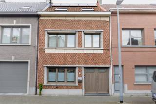 RUIME WONING IN SCHOTEN CENTRUM (garage apart)<br /><br />Instapklare gezinswoning met 4 slaapkamers, 2 badkamers en zonnige zuidwest tuin.<br /><br />NIVEAU -1<br />Droge en praktische kelder.<br /><br />NIVEAU 0<br />Ruime inkomhal met plaats voor fiets/buggy en vestiaire.<br />Afzonderlijk gastentoilet.<br />Open leef- en eetkeuken van ca. 20m².<br />Lichtrijke leefruimte van ca. 40m² met grote raampartijen naar de tuin, lichtstraat en warmtepomp/airco.<br />Praktische berging/wasruimte met werkblad, spoelbak, ingemaakte kasten en toegang tot de kelder.<br /><br />NIVEAU +1<br />Nachthal met afzonderlijk toilet.<br />Ruime master bedroom van ca. 15m² met ingemaakte kasten, automatische rolluiken en ensuite badkamer uitgerust met ligbad, inloopdouche en dubbele wastafel met meubel.<br />Tweede slaapkamer van ca. 11m² met zonnewering en warmtepomp/airco.<br />Tweede badkamer met douche en wastafel.<br /><br />NIVEAU +2<br />Nachthal.<br />Derde slaapkamer van ca. 14m² met ingemaakte kasten, grote Veluxramen en warmtepomp/airco.<br />Vierde slaapkamer van ca. 15m² met ingemaakte kasten, grote Veluxramen en warmtepomp/airco.<br /><br />TUIN<br />Mooi aangelegde, onderhoudsvriendelijke zuidwest tuin met veel privacy.<br />Terras.<br />Ruim tuinhuis.<br /><br />TROEVEN<br />+Volledig instapklare woning.<br />+Vier volwaardige slaapkamers en twee badkamers.<br />+Zonnige zuidwest tuin.<br />+Energiezuinig: EPC-label B (124 kWh/m² jaar) en 10 zonnepanelen.<br />+Conforme elektrische installatie.<br />+Asbestveilig.<br />+Centrale maar rustige ligging in een verkeersarme straat, op wandelafstand van winkels, zaterdagmarkt, scholen, openbaar vervoer, sportfaciliteiten, speeltuinen, parken, etc.<br /><br />EXTRA Mogelijkheid tot aparte aankoop of huur van ruime garagebox op wandelafstand van de woning (niet inbegrepen in bovenvermelde prijs).<br /><br />Bezoeken mogelijk op afspraak.<br />Alle attesten (EPC, elektriciteit, asbest) beschikbaar op aanvraag.
